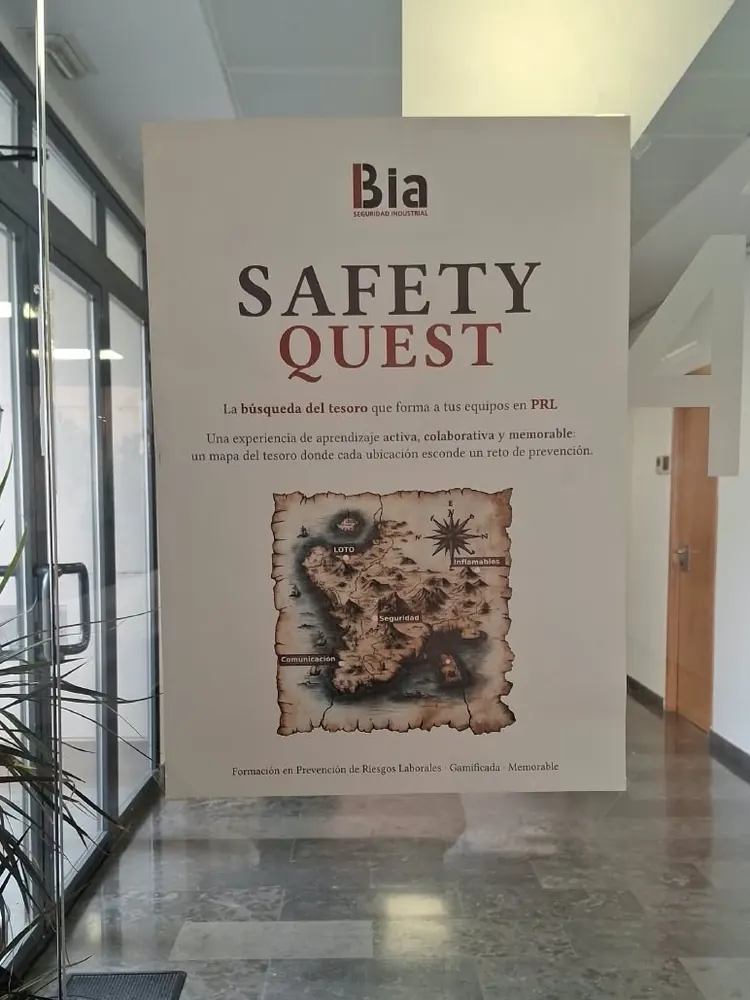 Cartel de Safety Quest colgado en la puerta de entrada de la sede de EGM Fuente del Jarro