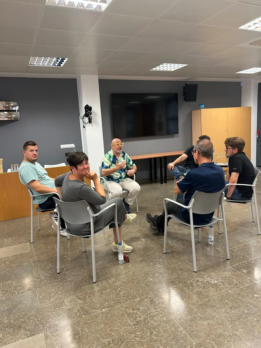 Participantes sentados en círculo durante la dinámica de comunicación ante situaciones de riesgo