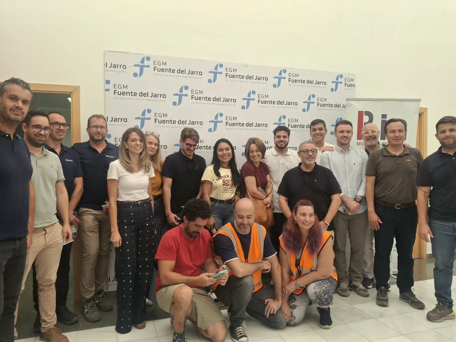 Foto de grupo de los participantes en la jornada Safety Quest ante el photocall de EGM Fuente del Jarro