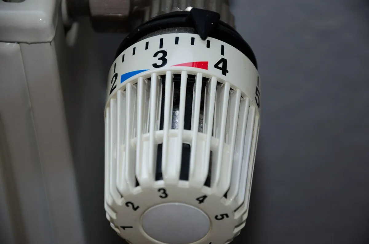 Cabezal termostático de un radiador con la escala de temperatura de frío a calor